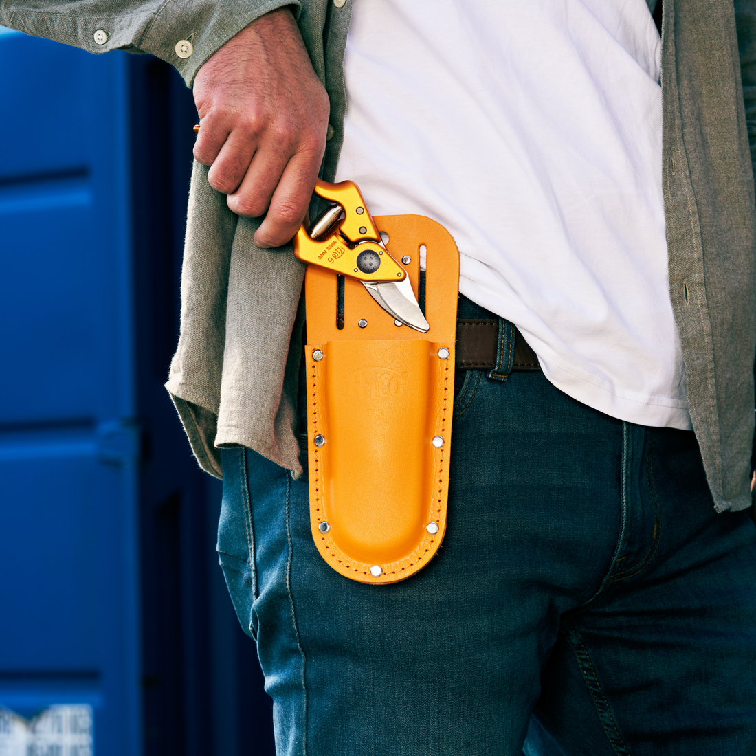 FELCO 910 Tangerine Blaze - Lifestyle - In Action